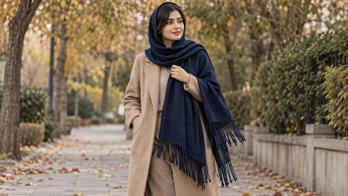 استایل پاییزی با شال سرمهای ریشدار و پالتوی کرم